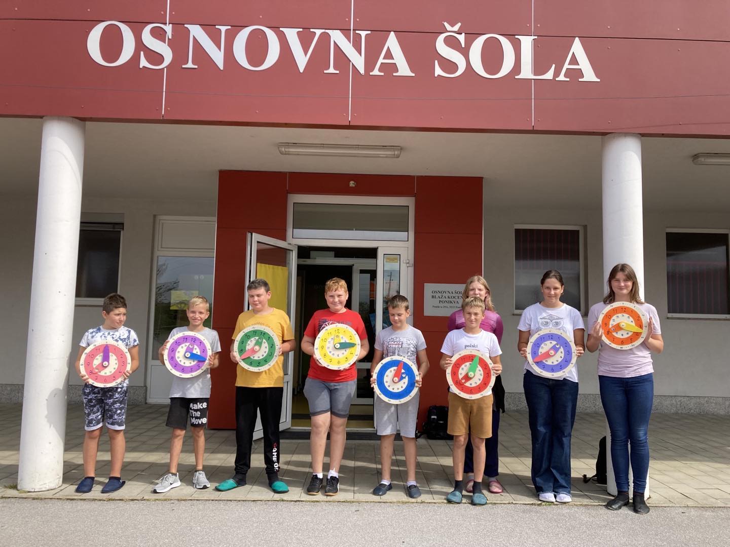 Koliko je ura? Ure so izdelali učenci sedmega in osmega razreda pri urah tehnike in tehnologije.